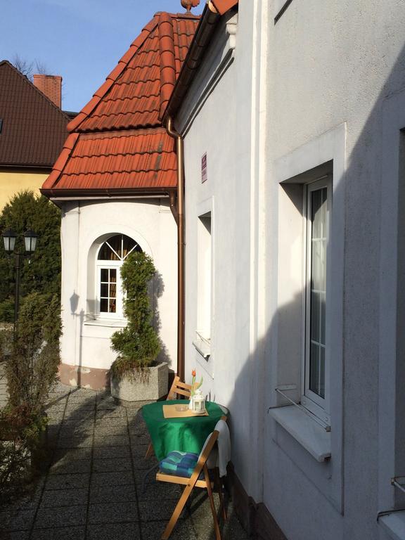 Dom Goscinny Bialy Dworek Człuchów Exterior foto