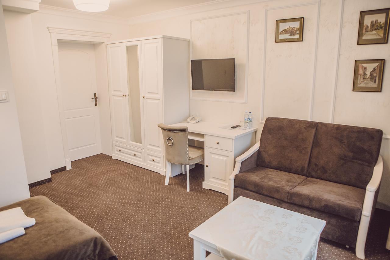 Dom Goscinny Bialy Dworek Człuchów Exterior foto