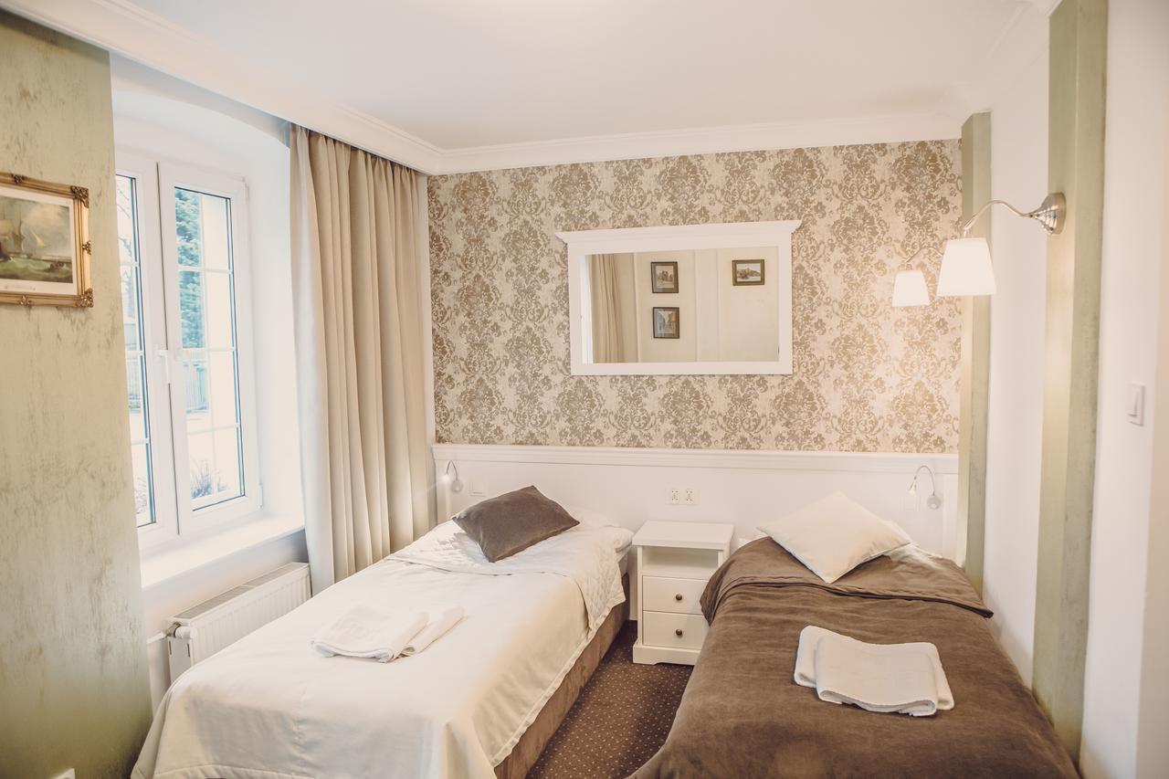 Dom Goscinny Bialy Dworek Człuchów Exterior foto